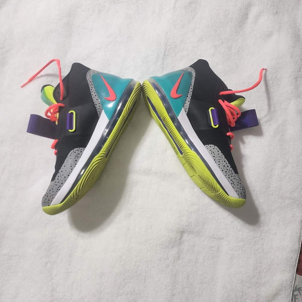 Nike Women' Multicolor Athletic Shoes